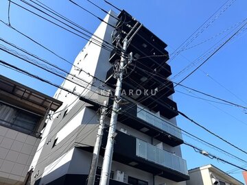 エスレジデンス住吉アクアハト 晴天の空を背景にした、モダンな外観のマンション建物