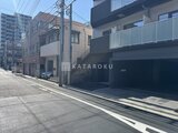 エスレジデンス住吉アクアハト 前面道路から見たモダンな建物外観と駐車スペース