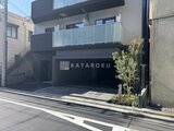 エスレジデンス住吉アクアハト 道路から見た2階建てモダンデザインの建物外観とガレージ