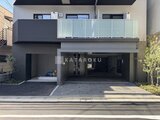 エスレジデンス住吉アクアハト 前面道路から見たモダンな外観と広めの駐車スペース