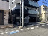 エスレジデンス住吉アクアハト 前面道路から見たモダンな外観と開放的なエントランス