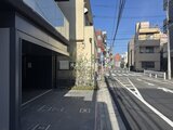 エスレジデンス住吉アクアハト 前面道路から見た建物エントランスと街並みの様子