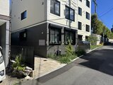 エルファーロ目黒3 黒いルーバーと石貼りの落ち着いた印象のエントランス外観