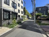 エルファーロ目黒3 街路樹に囲まれた落ち着いた雰囲気の前面道路から見た建物外観