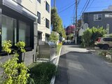 エルファーロ目黒3 モダンな外観の建物とゆったりした街並みの様子