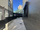 エルファーロ目黒3 前面道路から見た建物外観と奥行きのあるアプローチ