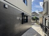 エルファーロ目黒3 モダンな外壁のサイドファサードから見た庭への通路