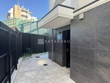 エルファーロ目黒3 モダンな外壁と開放的なアプローチが特徴の建物エントランス