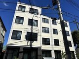 エルファーロ目黒3 青空に映える白と濃紺の落ち着いた色合いのマンション外観