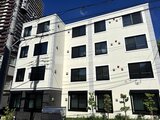 エルファーロ目黒3 白を基調とした現代的なマンション外観と前面の緑化スペース