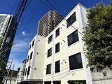 エルファーロ目黒3 白を基調とした4階建てのモダンな建物外観
