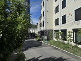 エルファーロ目黒3 緑に囲まれた落ち着いた雰囲気のアプローチから見た建物外観