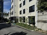 エルファーロ目黒3 緑を配した1階エントランスと白壁の建物外観