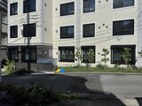 エルファーロ目黒3 駐車スペースと植栽がある建物の外観と敷地の様子