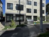 エルファーロ目黒3 明るい色合いの建物エントランスと駐車スペース