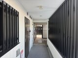 エルファーロ目黒3 複数の部屋に面した廊下と黒い扉が並ぶ共用通路