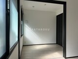 エルファーロ目黒3 黒枠のドアから見た明るい洋室空間