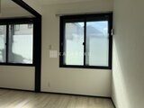 エルファーロ目黒3 黒枠の大きな窓から光が入る明るい居室空間