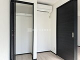 エルファーロ目黒3 黒いドアが印象的なクローゼット付きの洋室入口