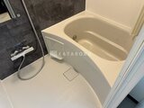 エルファーロ目黒3 シャワーブースと浴槽が備わった清潔感のあるバスルーム