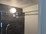 エルファーロ目黒3 黒いタイル張りの開放的なシャワールーム