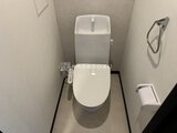 エルファーロ目黒3 ウォシュレット付きトイレと手洗い器がある落ち着いたトイレ空間