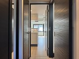 エルファーロ目黒3 黒を基調とした落ち着いた印象の廊下からキッチンへ続く動線