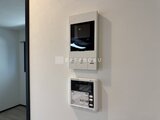エルファーロ目黒3 インターフォンと玄関側パネルが備え付けられた壁面