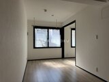 エルファーロ目黒3 黒枠の窓から光が差し込むモダンな居室空間