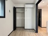 エルファーロ目黒3 開放的なウォークインクローゼットと冷房完備の居室空間