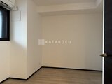 エルファーロ目黒3 明るい光が入る落ち着いた洋室
