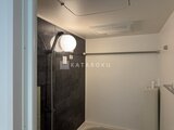 エルファーロ目黒3 黒いアクセントパネルと明るい照明が備わったバスルーム