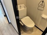 エルファーロ目黒3 温白色で統一された清潔感のあるトイレ空間