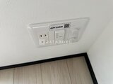エルファーロ目黒3 天井付近に設置されたコンセントと照明スイッチの配置