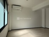 エルファーロ目黒3 窓からの採光が入る落ち着いた印象の洋室