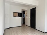エルファーロ目黒3 明るい印象のリビングダイニングとキッチンへ続く開口部
