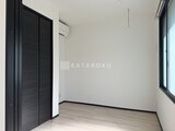 エルファーロ目黒3 黒いクローゼット扉と窓から光が入る明るい洋室