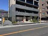 ラグゼナ船堀 前面道路から見たモダンな建物外観と駐車場エントランス