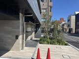 ラグゼナ船堀 建物エントランスと緑を配置した開放的な外構空間