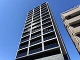 ラグゼナ船堀 空を背景に見上げた、縦長で規則的な窓配置のモダンな建物外観