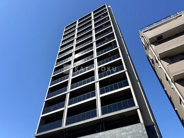 ラグゼナ船堀 空を背景に見上げた、縦長で規則的な窓配置のモダンな建物外観