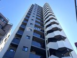 ラグゼナ船堀 青空に映える多層階の現代的なマンション外観