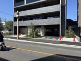 ラグゼナ船堀 前面道路から見たモダンな外観と明るく開放的なエントランス
