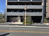 ラグゼナ船堀 道路から見たモダンなタイル張り外観と開放的なエントランス