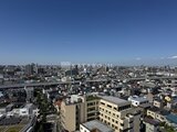 ラグゼナ船堀 高層階からの眺望で、街並みと遠くの山々が見える景観