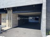 ラグゼナ船堀 モダンな外観の建物に備えた開放的な駐車場エントランス