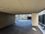 ラグゼナ船堀 開放的なエントランスホールから外部スペースへと続く様子