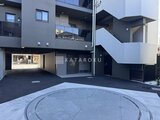 ラグゼナ船堀 モダンな外観と舗装されたアプローチから見たエントランス周辺