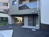 ラグゼナ船堀 モダンな外観のエントランスホール、アプローチから見た入り口