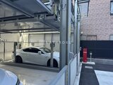 ラグゼナ船堀 機械式駐車場に収納された白色の車両